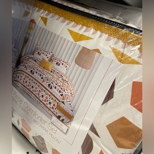 Wild Abode Geometric Comforter Set Reversible (fits both Full/Queen)